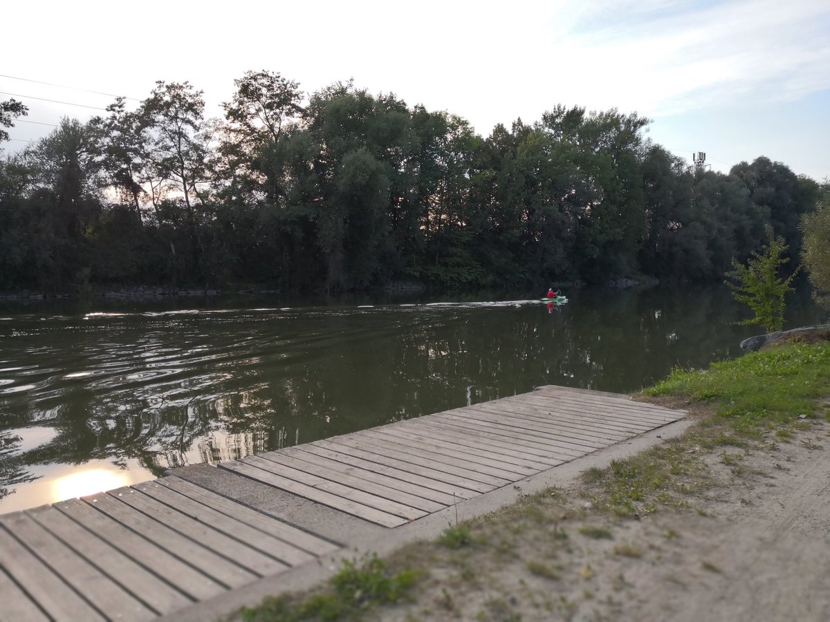 insidegraz's tweet photo. Würde sich vielleicht auszahlen ein kleines #Paddelboot zu kaufen :) #graz #mur #sport https://t.co/JJdcUlaS7j