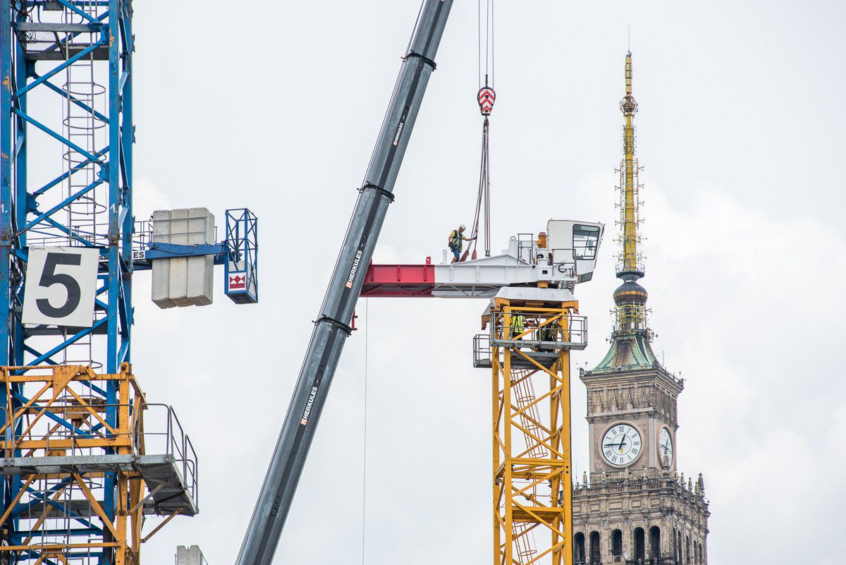 HBReavisPL's tweet photo. Taki żuraw 🏗️ pojawił się na budowie #Varso. Obecnie wznosi się 50m nad ziemią, a jego nietypowe wychylne ramię może sięgnąć 100m w górę, podnosząc 12 - 24 ton ładunku. Żuraw będzie rósł wraz z budową kolejnych pięter wieżowca - latem 2020 jego hak sięgnie aż 313m nad ziemią 👷 https://t.co/5DJp4nUECu