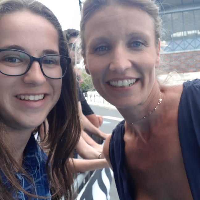 sparkle_lea16's tweet photo. Merci encore à @Alexandra_Lamy pour ce moment inoubliable devant l  hôtel mercure ! Une jeune sourire, agréable et super attentionnée envers ces fans 
Comme on te l as dit avant que tu partes Angoulême sera ravie de te revoir l année prochaine, ça sera avec plaisir ❤❤❤ https://t.co/mcdkbSP6YE