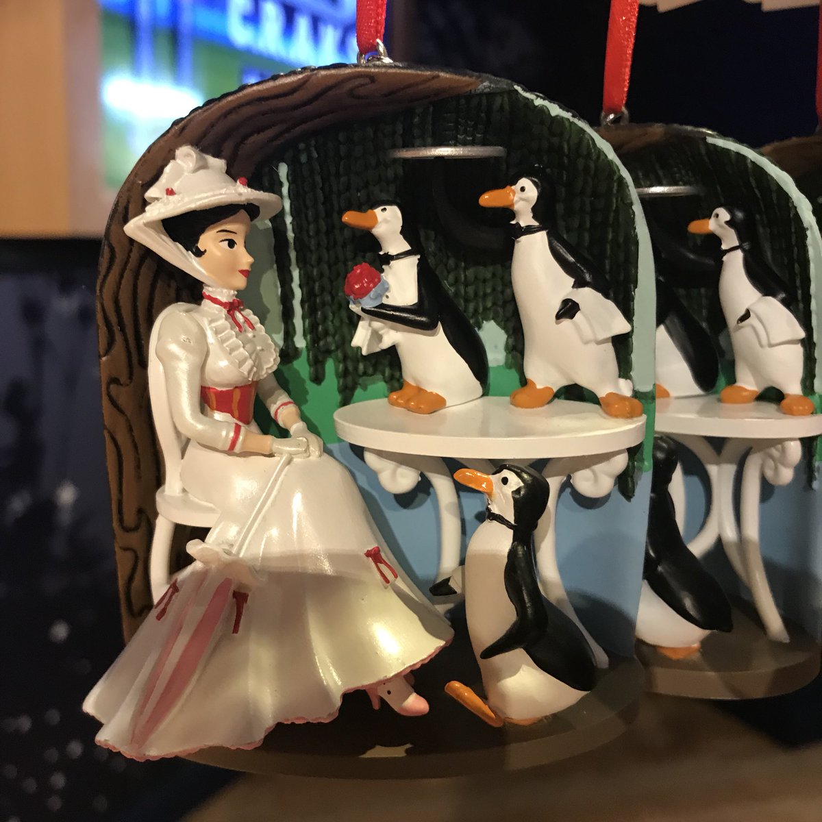 ゆずまめ そういやスペインにもディズニーストアあったから寄って見た 新しいオーナメントがもう売られてた とりあえずミッキーのやつは絶対買うと決めた