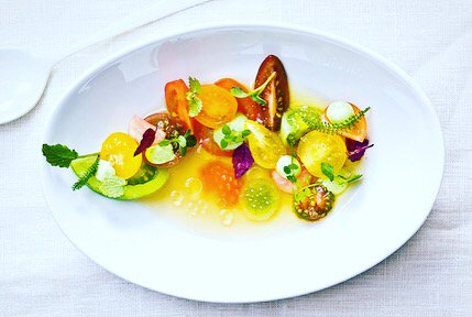 Niven in Rijswijk is een sterrenzaak met groenten in de hoofdrol. 80% van een gerecht bestaat uit groenten en daar serveert hij dan iets van vlees of vis bij. Geniet bij Niven van de uitermate gezonde en verrukkelijke culinaire hoogtepunten. bit.ly/2wjqMJS #michelinstar