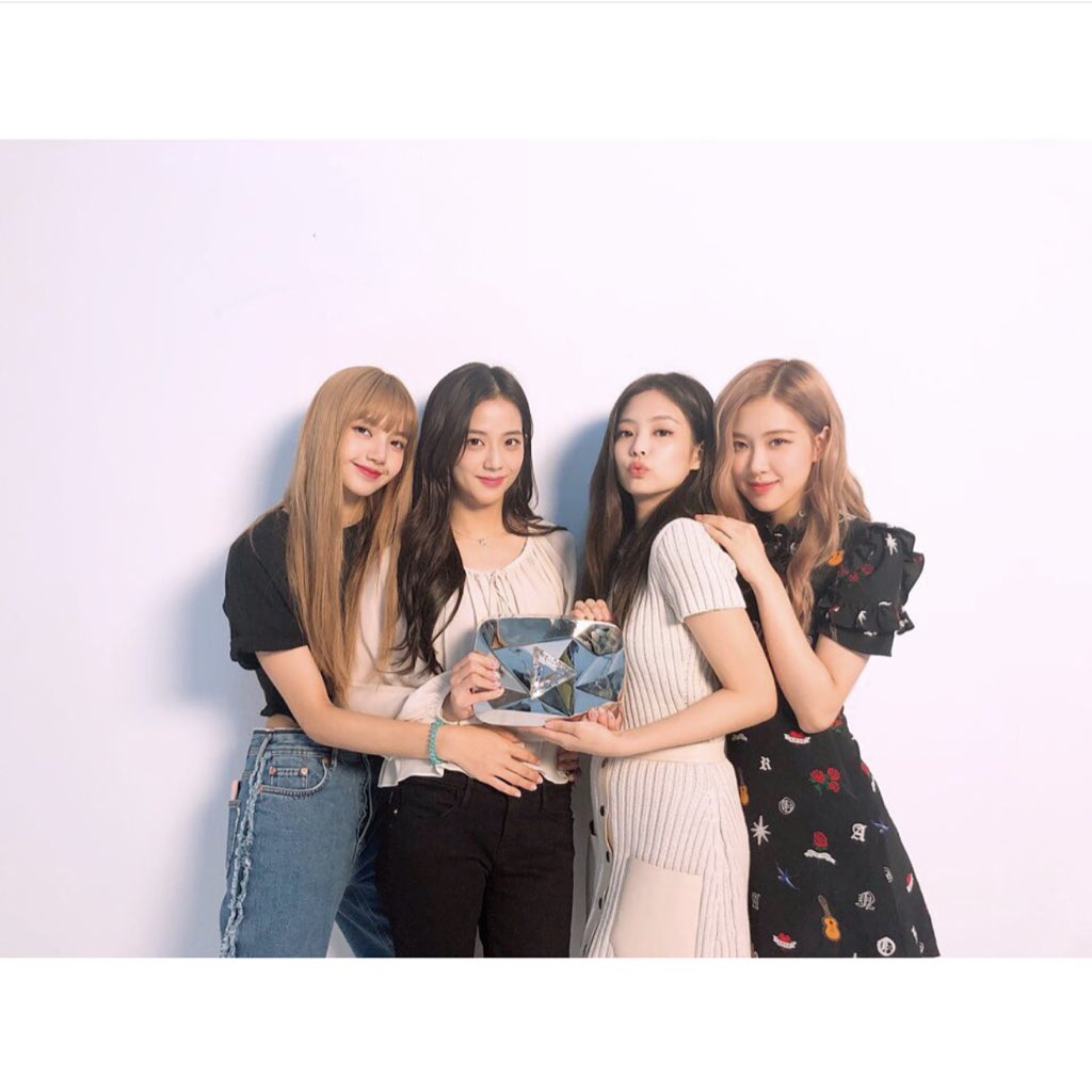 gainblinks's tweet photo. RT if you stan:

- BLACKPINK
- Jennie
- Lisa
- Rosé
- Jisoo
- Kuma&amp;Kai
- Dalgom
- Leo
- Talent
- Beauty

FOLLOW EVERYONE WHO RTS AND MAKE SURE TO FOLLOW EVERYONE BACK.

#JENNIE #LISA #JISOO #ROSÉ⁠ @ygofficialblink https://t.co/QuZZWqag5e