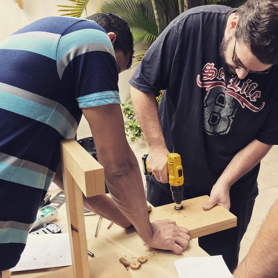 dealershopdist's tweet photo. Hoje estamos realizando o treinamento Mão na Massa, onde ensinamos na prática como é realizada a instalação de fechaduras eletrônicas #dealershop #dealershopdistribuidora #intelbras #vemcomagente #godealer #treinamentosdealer https://t.co/PwPfZlKvIe