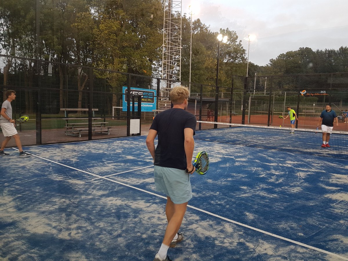 tpvhoorn's tweet image. De kop is eraf, de eerste wedstrijden van het YESSS Electrical NPB100 padel toernooi bij Tennis Vereniging Hoorn zijn gisteravond gespeeld. 

Vanavond om 19.00 uur gaan we weer verder!

@debiteuren365 @yesssnederland