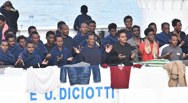 francescoassisi's tweet photo. Diciotti. «Ogni volta che avete fatto queste cose a uno solo di questi miei fratelli più piccoli, l'avete fatto a me» (Mt 25,40) https://t.co/Z6a1DZ5MTm