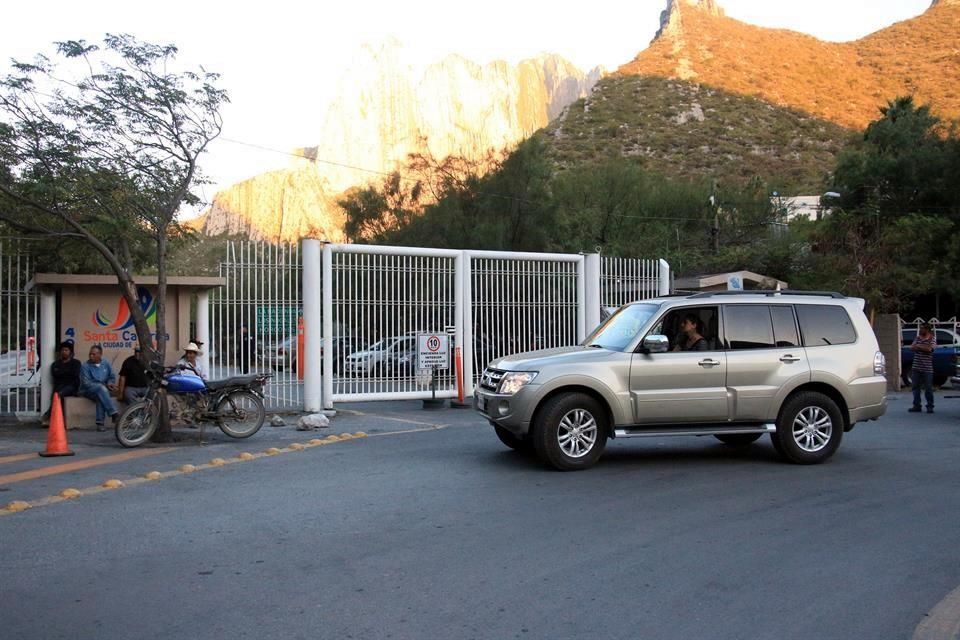 elnorte's tweet image. El Parque #LaHuasteca, en Santa Catarina, fue cerrado desde esta madrugada debido a operativo de Seguridad Pública para desalojar a posesionarios.