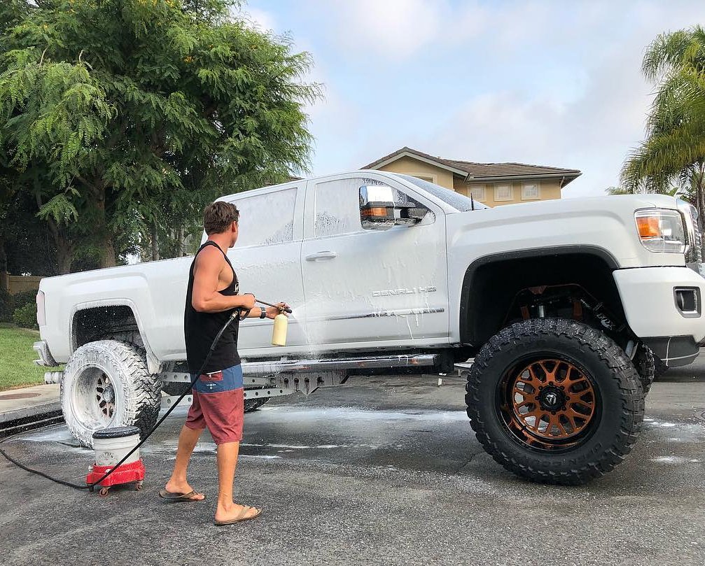 chemicalguys's tweet photo. No truck to big for a great Chemical Guys foaming! - When you get to excited looking at her... 💦💦☔️Drop her down so @joshk_21 can reach to detail her. from @dmaxryno
#srdesigns #bulletproofsuspension #toyotires #odysseybattery https://t.co/M1vMaM68Zm
