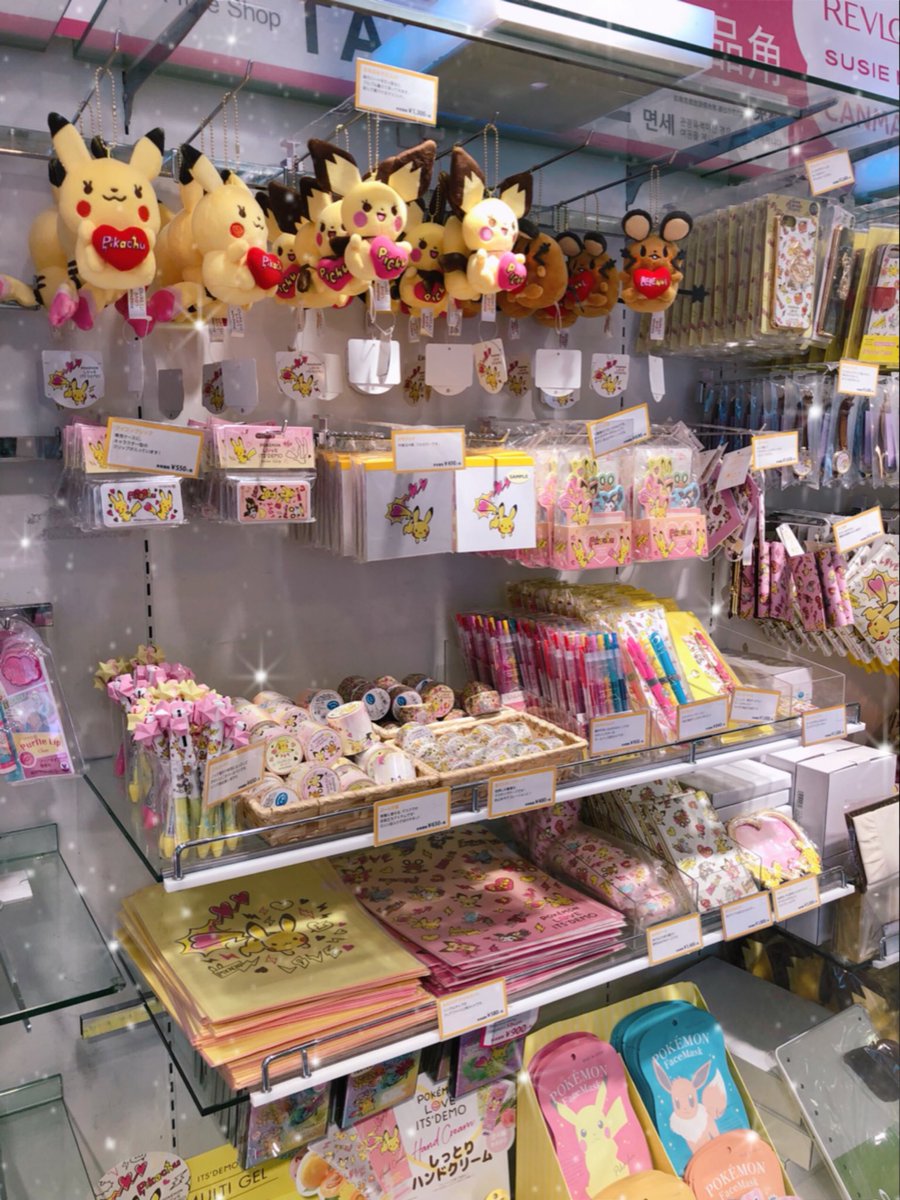 シャボンちゃん 渋谷のイッツデモに行ってきました 新宿では売り切れていたグッズがまだあったり 渋谷は穴場かも イーブイのぬいぐるみもまだあって悩んだけどデデンネを2匹連れて帰りました ディスプレイもすごく可愛かった W