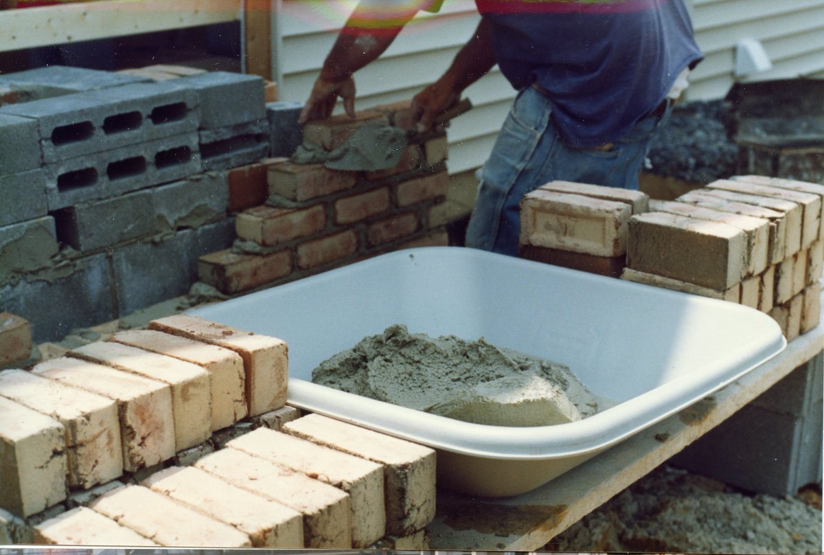 BW_Wheelbarrows's tweet photo. A #Brentwood Mortar pan in action! #tbt #BrentwoodIndustries https://t.co/sNISFxrNex