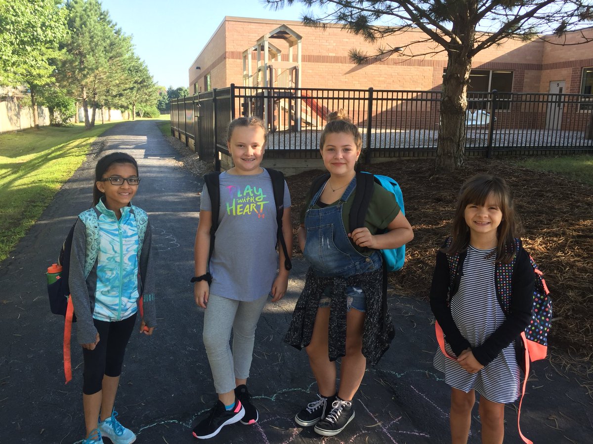 CrystalLakeSD47's tweet photo. First full day of school across the district! Here are a few pics from @GlacierRidgeD47. Welcome kindergarteners! A big thank you to the PTA for the positive messages decorating sidewalks around the school! #polarbearpride #D47firstday2018 https://t.co/2tu2Bz8ZmJ