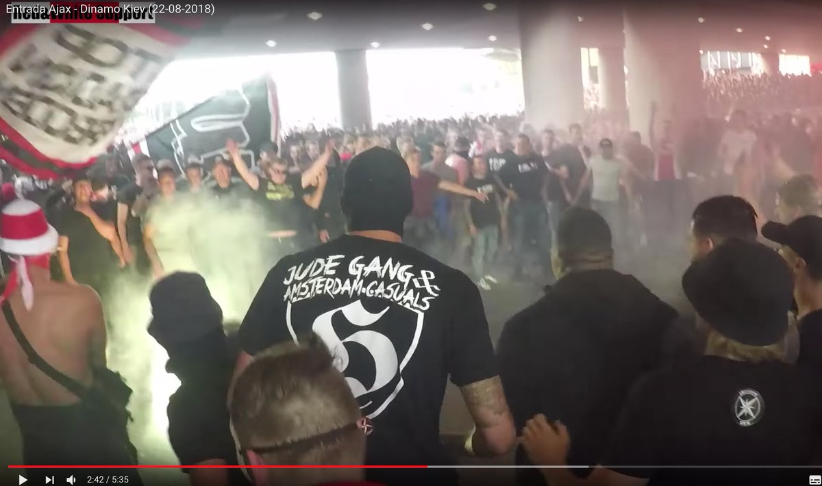 FootballCulture's tweet image. ⚪🔴⚪  We&apos;ve checked &apos;m all for you.
One of the best clips of the &quot;Entrada&quot; of Ajax-supporters before the AFC Ajax x Dynamo Kyiv game is just uploaded. 

Check the full video:
▶ youtube.com/watch?v=1NXCBl…

🎥 @Redwhitesupport

#entrada #Ajax #Ajadyn #Amsterdam #Kiev #AFCA
