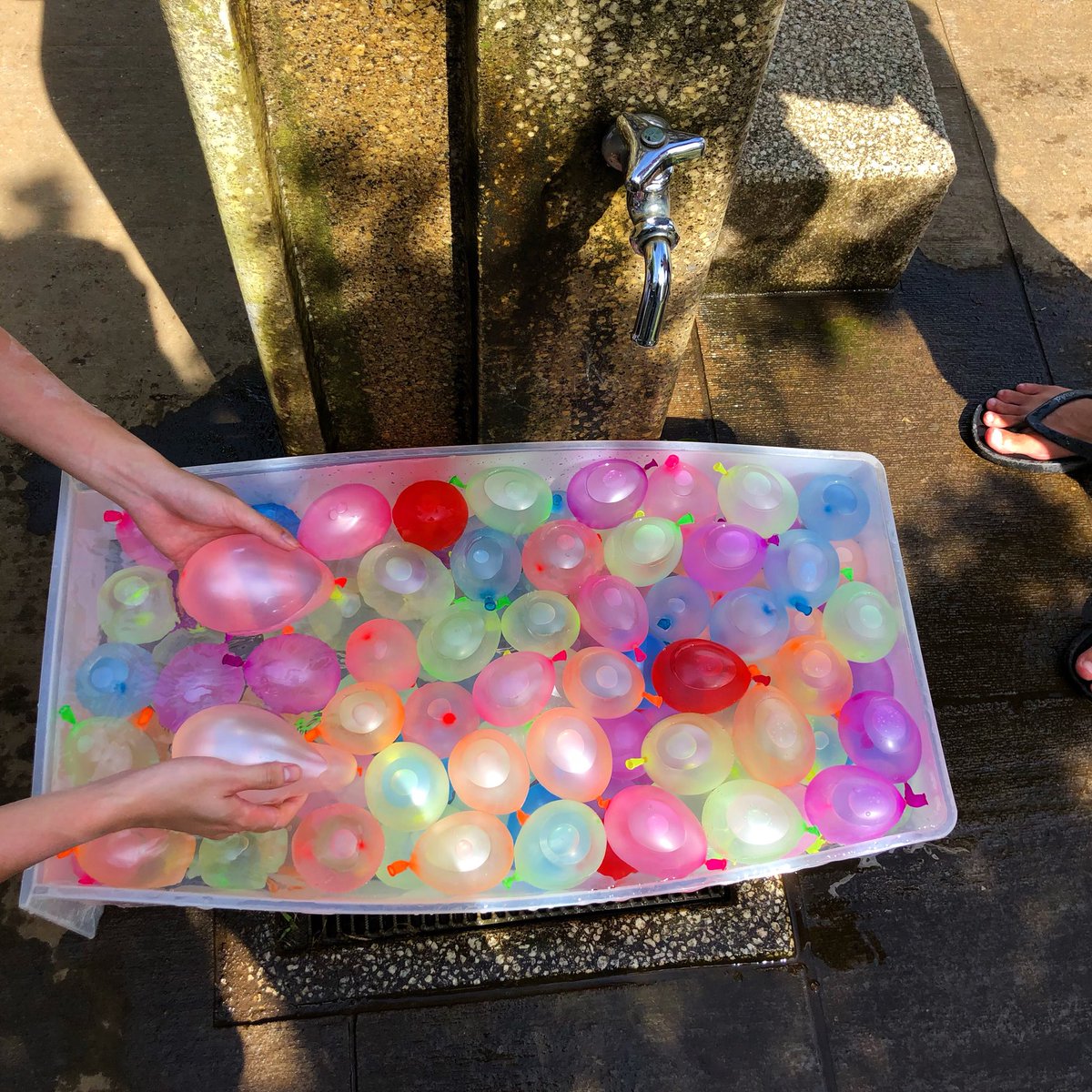 中村宇洋 Uyo Twitterren インスタ映えするはずの水風船をそこそこに写して消費してしまったんだけど これを撮ったときは 100個 一気に出来てしまう水風船は便利かもしれないけど こうして自分の手で作った水風船 左 の方がなんかいいんだよな という話をしていた