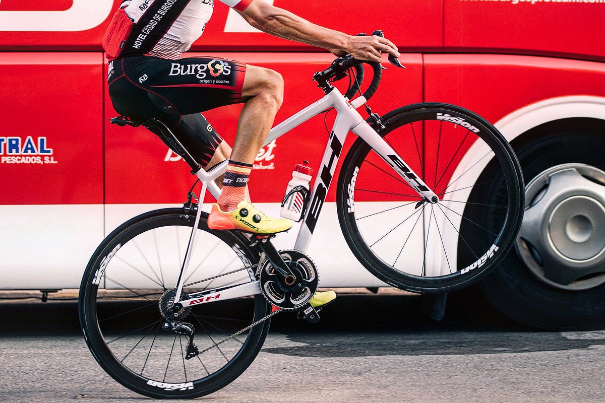 Jordi_Simon_'s tweet photo. 🚲🚲Mi nueva compañera @BH_Bikes ya tiene ganas de Vuelta España✊✊
En @lavuelta estrenamos color de bici👌👌 y además zapatillas nuevas también👠👠 Gracias a @triskel365 por el detalle🔝🔝
#BurgosBH #Bh #RudyProject #tri.fitting #lEix #2XU #365storebike https://t.co/kZVZPYIcqn
