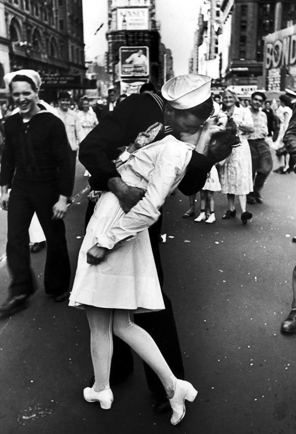 On a day like today, German-American #photographer Alfred Eisenstaedt died: August 23, 1995 at 97. 
“Times Square Kiss, V-J Day”, 1945 #AlfredEisenstaedt