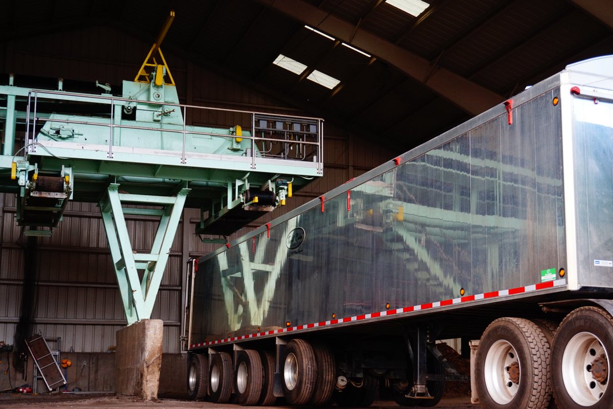TroutRiverPE's tweet photo. .For #TrailerThursday today, we have a #TroutRiver #ShuttleFloor being loaded under an indoor hopper with #Biosolids. Thanks to @MorganSmallman for the photos. https://t.co/yomPaHyklp