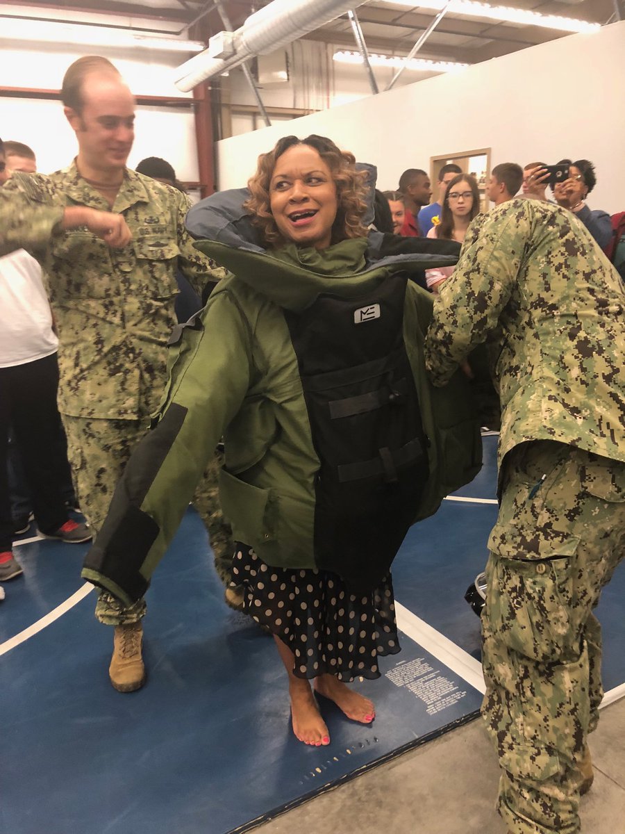 Of course I had to try on the bomb suit ⁦<a href="/ShawneeAcademy/">The Academy @ Shawnee</a>⁩ ⁦<a href="/JCPSAsstSuptHS/">Dr. Joseph Ellison, III</a>⁩ ⁦<a href="/JCPSKY/">JCPS</a>⁩ #navyweek