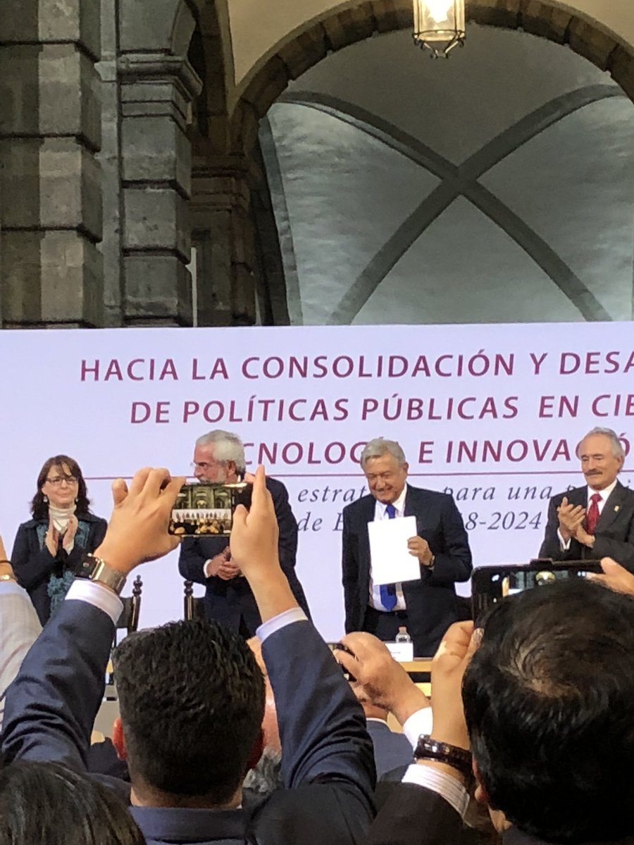 fdmejia's tweet photo. En el palacio de Mineria, entregando la propuesta de estrategia para políticas públicas en ciencia, tecnología e innovación. @AMIAC_mx @fdmejia @UNIR_Mexico https://t.co/VsBtgJLQFz