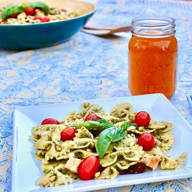 eathungryplanet's tweet photo. Busy tied up with bow tie pesto pasta and our yummy chicken. #currentsituation #hungryplanetchicken #pasta #plantbased #summerfood
.
.
.
#plantprotein #chicken #lessmeat #healthyfood #veganeats #cleanmeat https://t.co/XnlLV0gw2Y