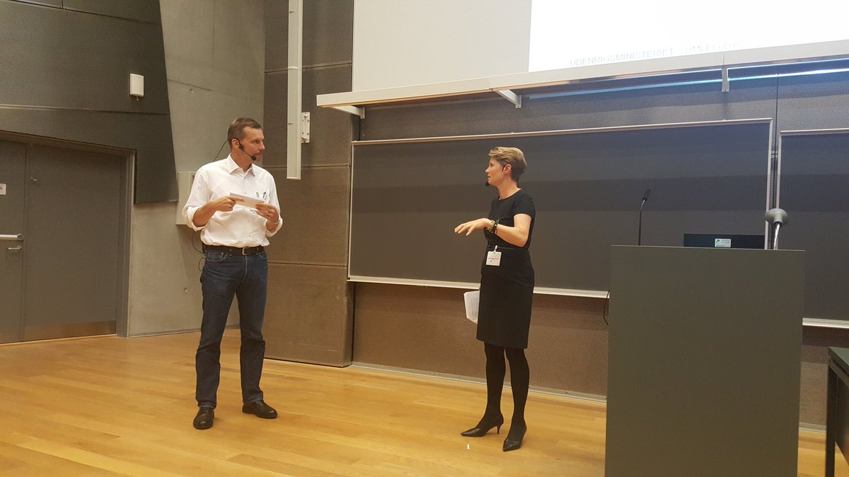 DIKU_Institut's tweet photo. Rosinen i pølseenden: Dagens sidste taler, IT-projektleder Flemming Lund, sætter punktum efter dagens spændende oplægsrække, ved at beskrive projektforløbet bag Udenrigsministeriets nye legaliseringssystem UMLEG #offentligit https://t.co/m4dxGenjqy