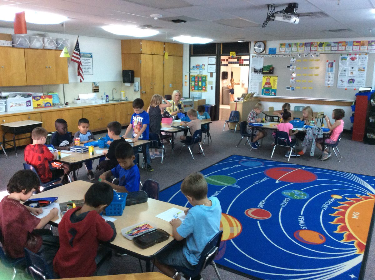 wanzek_drew's tweet photo. Starting to work on some first grade reading and writing! Making connections to our whole-group read aloud! #sibleyrocks #ALASconnectED https://t.co/HLoYzCHYN4