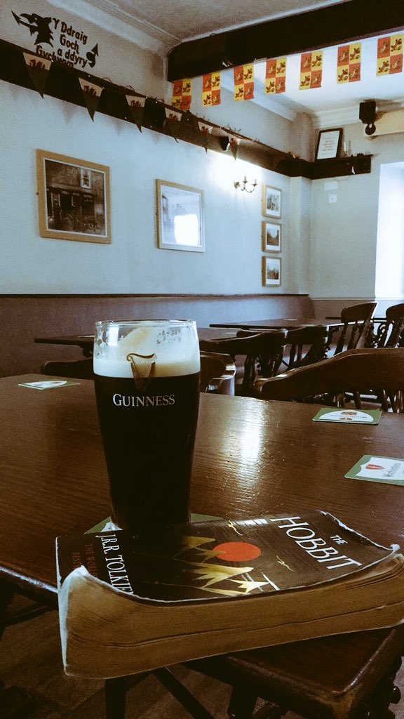 Wedi piciad i fewn i’r <a href="/IorwerthArms/">Tafarn yr Iorwerth (Iorwerth Arms)</a> Bryngwran ddoe am beint sydyn hefo’r hên gopi o The Hobbit. Tafarn bach lyfli. Popped in to the Iorwerth Arms yesterday in Bryngwran with my battered copy of The Hobbit. A great pub for a quiet read. (Opted for Guiness - no cask ales on)