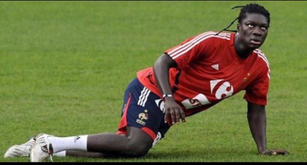 ALMRISEUL's tweet photo. النصر يرفض قوميز لمرضه و الهلال يفشل في كل الاختيارات التي كانت لها أولوية على قوميز بسبب مرضه و يضطر لحسم موضوعه 
أتمنى للاعب ان لا نشاهد مثل هذه الأحداث في ملاعبنا
. https://t.co/UuU1HD267G