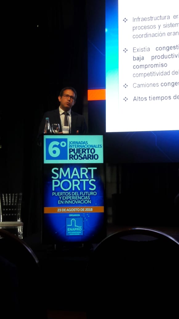CaptainARship's tweet photo. Gerardo Lazcano, de @SilogportPCS expone su solución de AI con Machine Learning para gestión de puertos #6JornadasEnapro #SmartPorts #Enapro2018 https://t.co/rEMlChmvr2