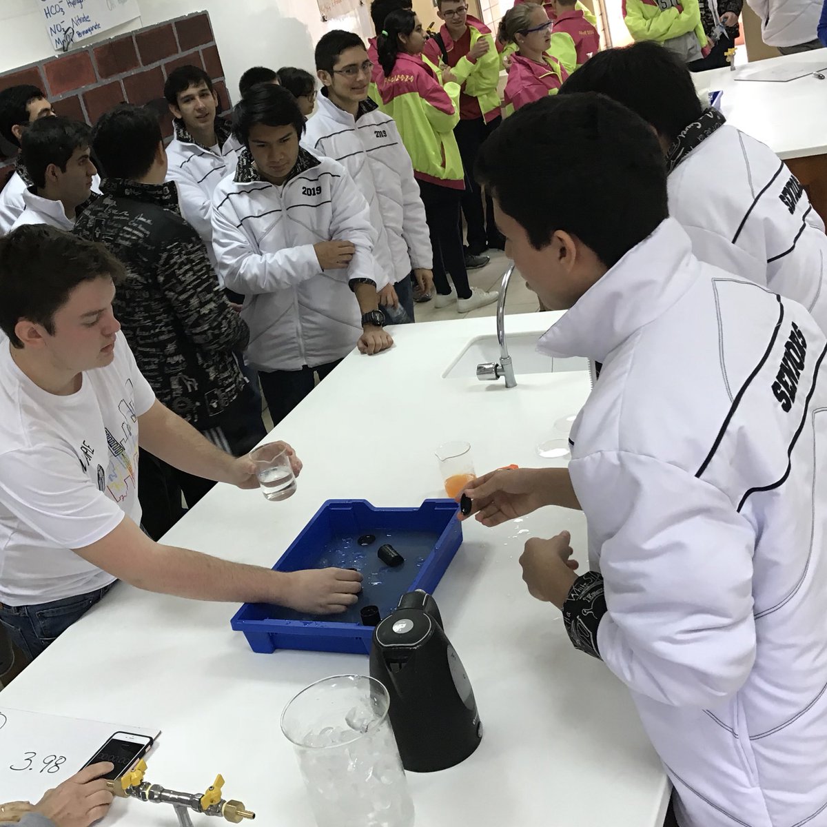 sherriebuchner's tweet image. High energy “Pop the Top” in exactly 8.23 seconds #FDRicc Science competition! @FDRHighSchool @ColegioFDR