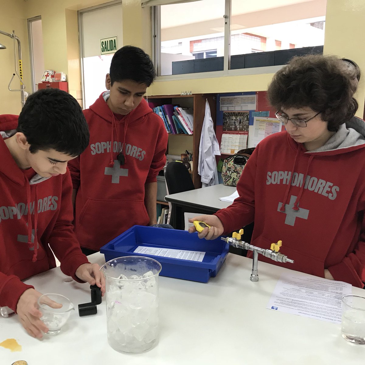 sherriebuchner's tweet image. High energy “Pop the Top” in exactly 8.23 seconds #FDRicc Science competition! @FDRHighSchool @ColegioFDR