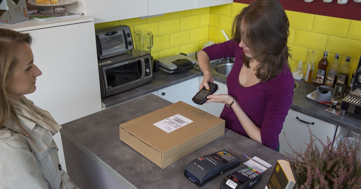 UPSPolska's tweet image. Czy wiecie, że w #UPSAccessPoint możecie także wygodnie i szybko nadać przesyłkę? Wystarczy przynieść swoją paczkę wraz z etykietą. W wybranych punktach etykietę wydrukujecie na miejscu i za wszystko zapłacicie kartą. 😊📦💳 bit.ly/2w71K0w