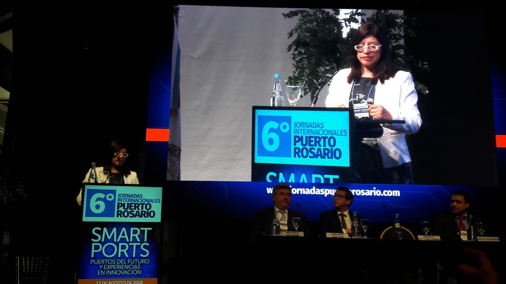 CaptainARship's tweet photo. Es el turno de Mariela Gutarra Ramos contando su experiencia en optimización de puertos e innovación como Autoridad Portuaria del Perú #6JornadasEnapro #SmartPorts #Enapro2018 https://t.co/AfrriTKiTB