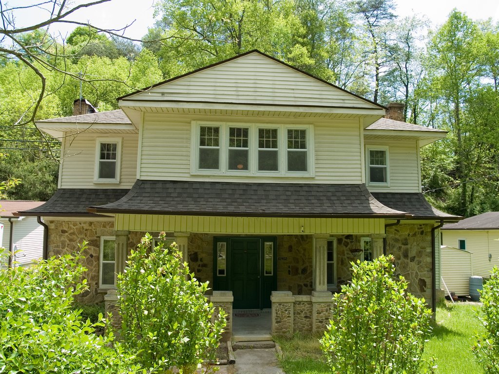 Teresahomes's tweet image. Can't decide between a single- and multi-family home? This guide can help. #realestatein... cpix.me/a/53350250