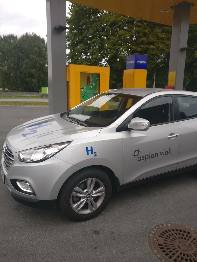 På tur med @AsplanViak sin hydrogenbil i dag til @Buskerudfylke. Kult å reise fornybart med hydrogen produsert med solstrøm på Kjørbo