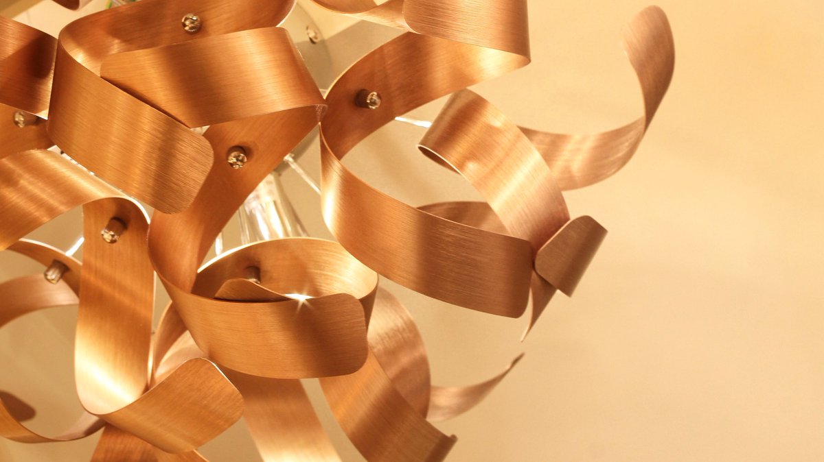 Twisting bands of brushed copper ✨
.
Dropping down just 26cm, this semi-flush fitting is a great way to make a statement in rooms with average to low ceilings. .
Take a look: lightboxshop.co.uk/twisting-ribbo…
.
.
#lighting #copper #copperinteriors #light #homedecor #interiorinspiration