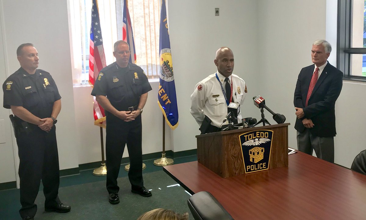 ToledoFire's tweet photo. #ToledoFire Chief Byrd and @ToledoPolice Chief Kral meeting this morning with Congressman Latta to discuss ways to help @city_of_toledo safety forces as we combat the opioid epidemic at the local level. #communitypartnerships #thinblueredline https://t.co/8StPFpkKbi