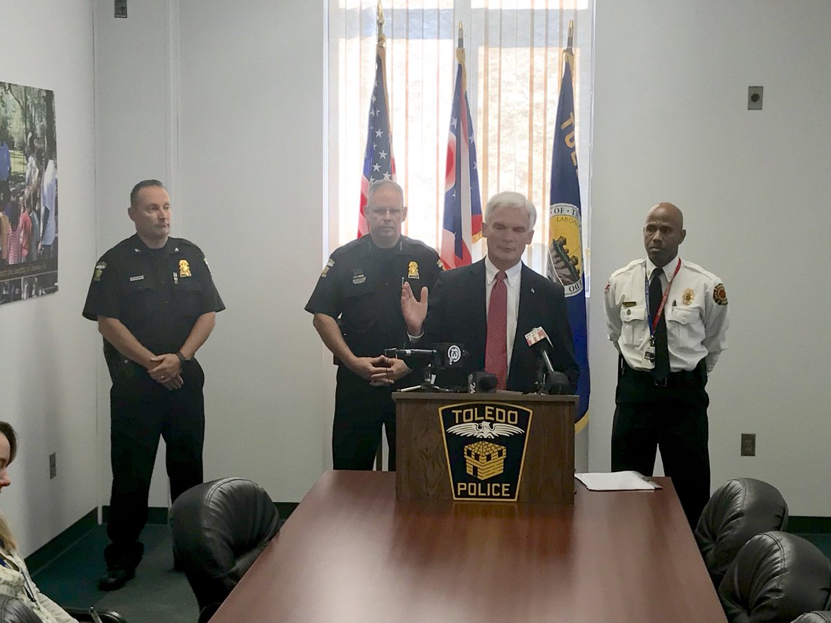 ToledoFire's tweet photo. #ToledoFire Chief Byrd and @ToledoPolice Chief Kral meeting this morning with Congressman Latta to discuss ways to help @city_of_toledo safety forces as we combat the opioid epidemic at the local level. #communitypartnerships #thinblueredline https://t.co/8StPFpkKbi