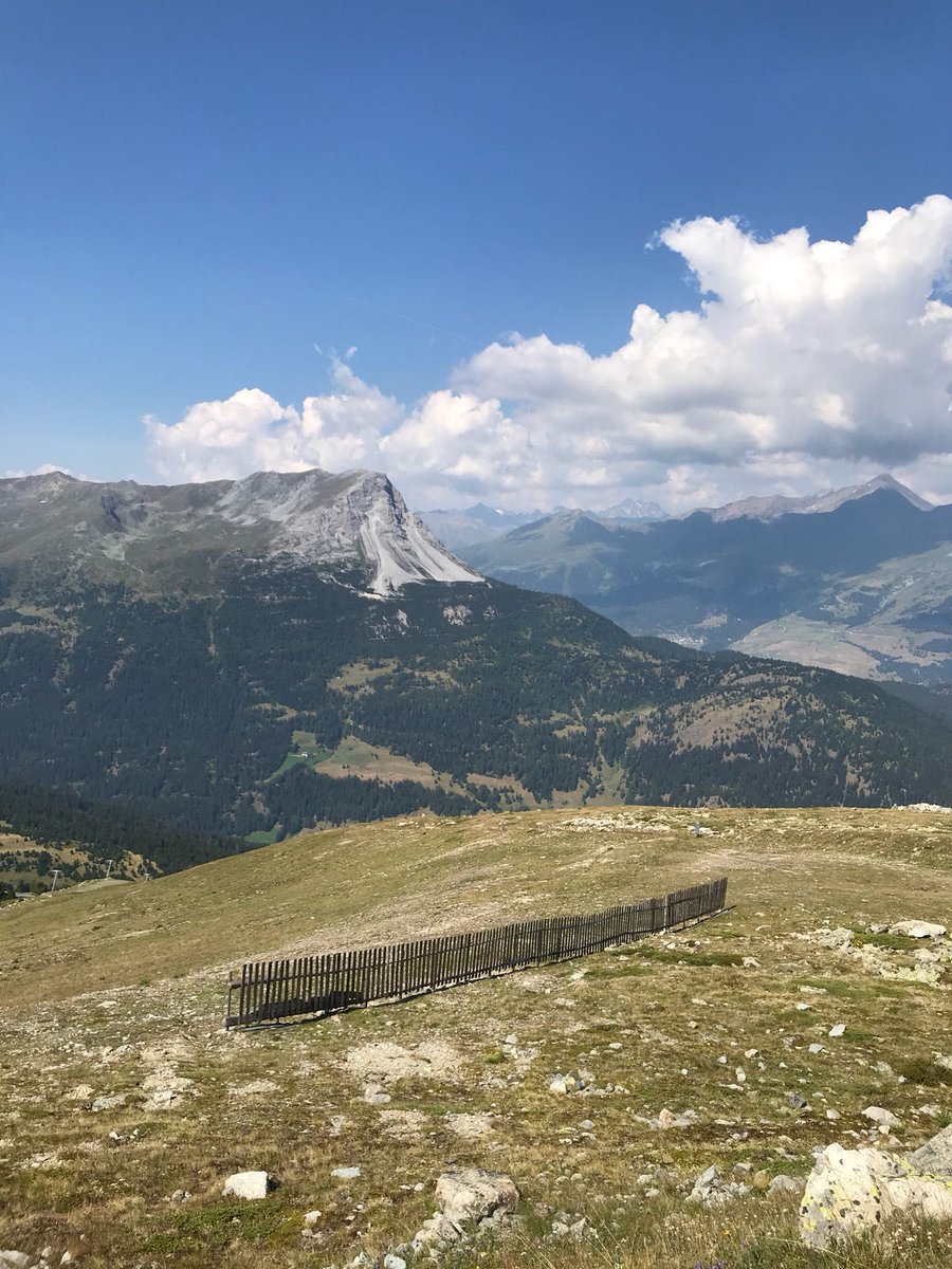Ab nach <a href="/Nauders/">Anita</a> - der Ausblick aufs Dorf ist einfach großartig! 😎 #Wandern #Herbst #Tirol #happy #tbt #picoftheday buff.ly/2vwp2NU