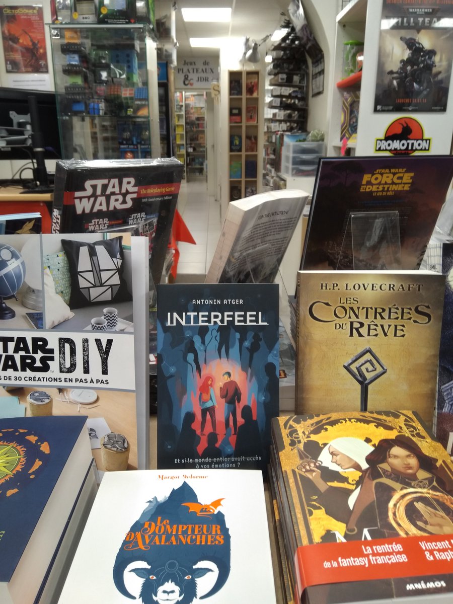 AntoninAtger's tweet photo. Vous connaissez @Trollune à #lyon7 ? Supers vendeuses, vendeurs, supers jeux... et des bouquins sympas ;). Pour pour la mise en avant d'#Interfeel, vous êtes top ! Je risque d'y revenir pour une dédicace mais chhht... ;)
#Trollune #livre #roman #Lyon #youngadult #abientot https://t.co/XFx6ehfnXk