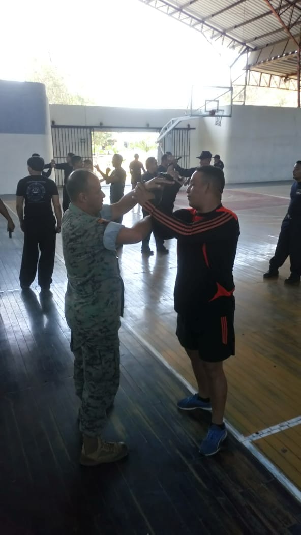 armada_ecuador's tweet photo. #Guayaquil| @armada_ecuador a través del Cuerpo de Infantería de Marina capacita a personal de los repartos acantonados en la Plaza de Guayaquil en técnicas de defensa personal #CUINMA https://t.co/eGe6Nw75VM