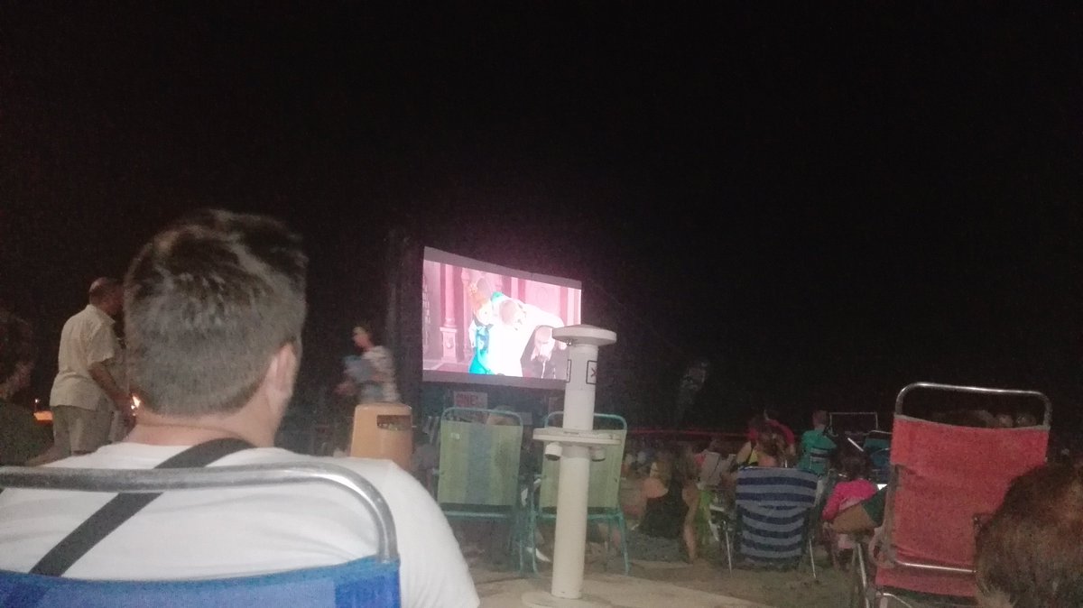 salcofa's tweet photo. Cinema a la platja #Gru3 #ElPerelló @el_perello @SuecaTurisme https://t.co/eS4eAaQWs2