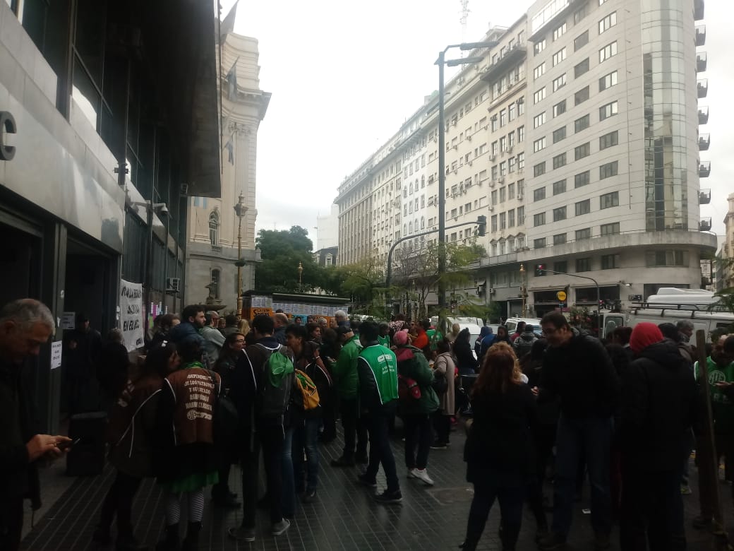 estatalesdepie's tweet photo. #AHORA en el @INDECArgentina batucada de @ATEIndec contra el intento de reducción salarial del gobierno en el organismo! Unidad para enfrentar el ajuste! https://t.co/qyp1fsxlka