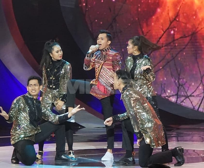 KDIOffc_MNCTV's tweet photo. Penampilan Bima malam hari ini begitu menarik perhatian. Apalagi ketika duet bersama Bunda Rita Sugiarto , semua mata tertuju pada mereka.Sebelum vote di tutup! Sudah vote bima belum? #12BesarKDI #DuetBarengIdola https://t.co/z3pbpqarGG