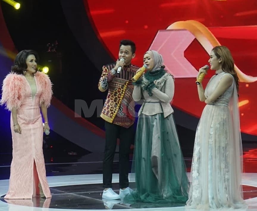 KDIOffc_MNCTV's tweet photo. Penampilan Bima malam hari ini begitu menarik perhatian. Apalagi ketika duet bersama Bunda Rita Sugiarto , semua mata tertuju pada mereka.Sebelum vote di tutup! Sudah vote bima belum? #12BesarKDI #DuetBarengIdola https://t.co/z3pbpqarGG
