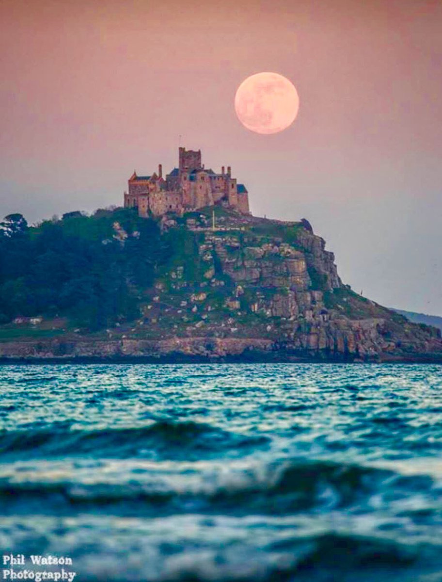sanshui596's tweet photo. 🎥 #philwatson
#StMichaelsMount a #tidalisland #MountsBay, #Cornwall, linked to #Marazion by a #manmade #causeway of #granitesetts, passable between #midtide & #lowwater.
#Managed by the #NationalTrust, the #castle & #chapel have been the #home of the #StAubynfamily since 1650. https://t.co/uQnPxO9qys