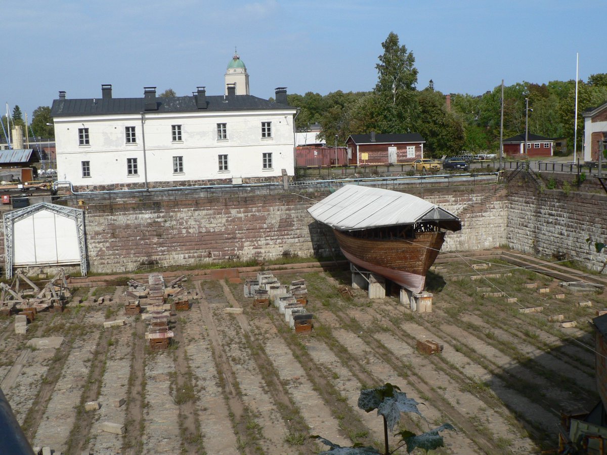 Kaukokaipuu, historianälkä. Hoitosuositus #Suomenlinna päivässä, siellä olivat tuhannet muutkin tänään. Taitava opas, reipas lounastarjoilu. Osaavaa väkeä.