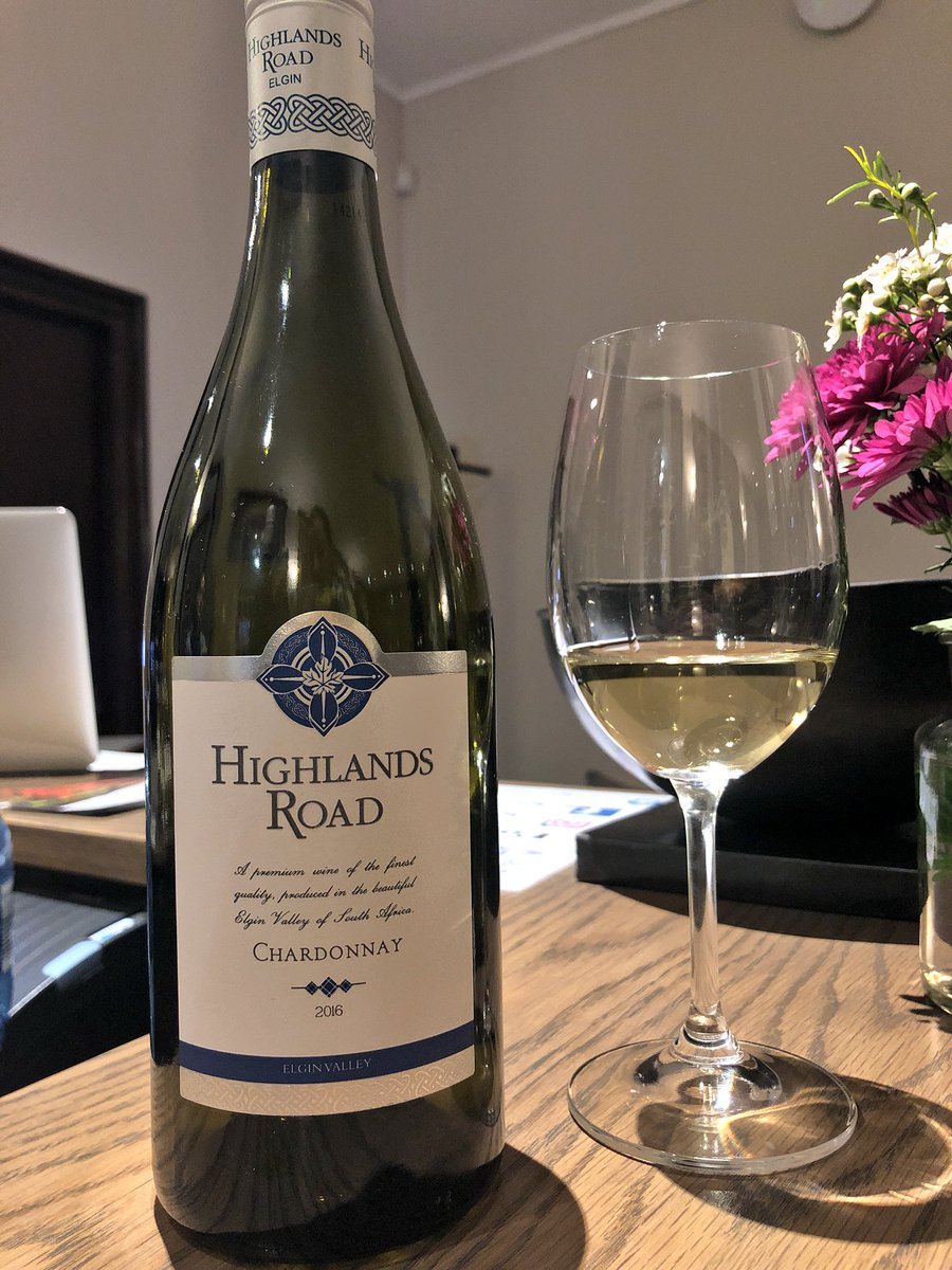 Oh @HighlandsRd such smoothness. Great mouth feel, beautiful intergradtion of limes, honey and grapefruit. One of my favourites of the night. 
#elginwine