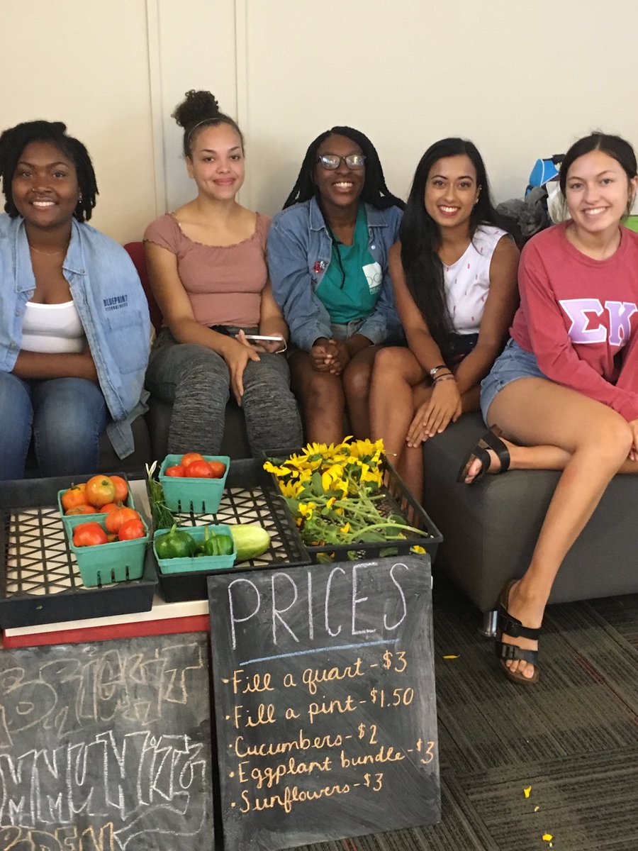 DeanMcGee's tweet photo. Produce from the Sustainability Garden ⁦@AlbrightCollege⁩ managed by Albright students impressed new students and their families and sold quickly this morning. #AlbrightAwesome #Albright2022 #AlbrightSustainability #albrightcollege https://t.co/YDiAGBrp5v