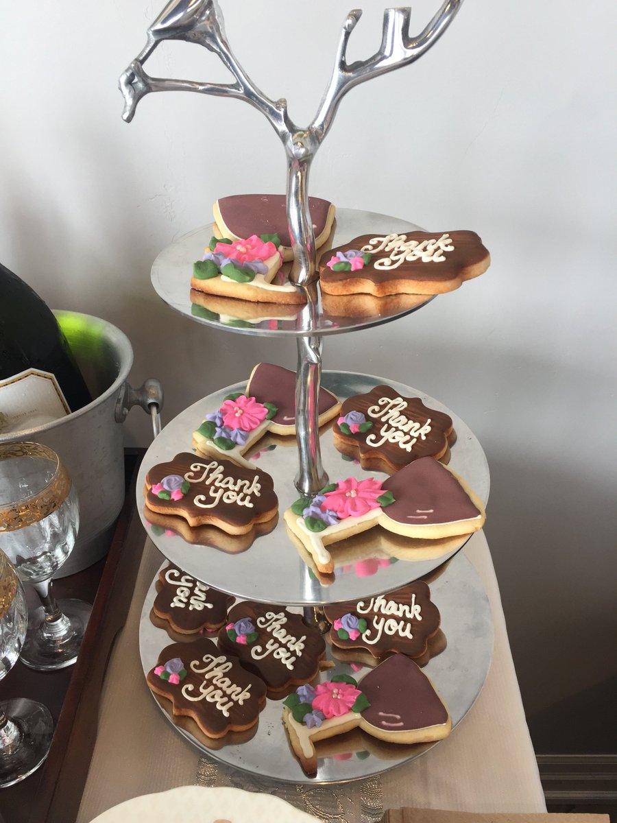SharleezC's tweet photo. Thank you for everyone who came to our client appreciation day! Was a great evening with lots of laughs and great food! Thank you Tori from crème de la cookie who sponsored the cutest and delicious treats! https://t.co/pKwhKw4sZr