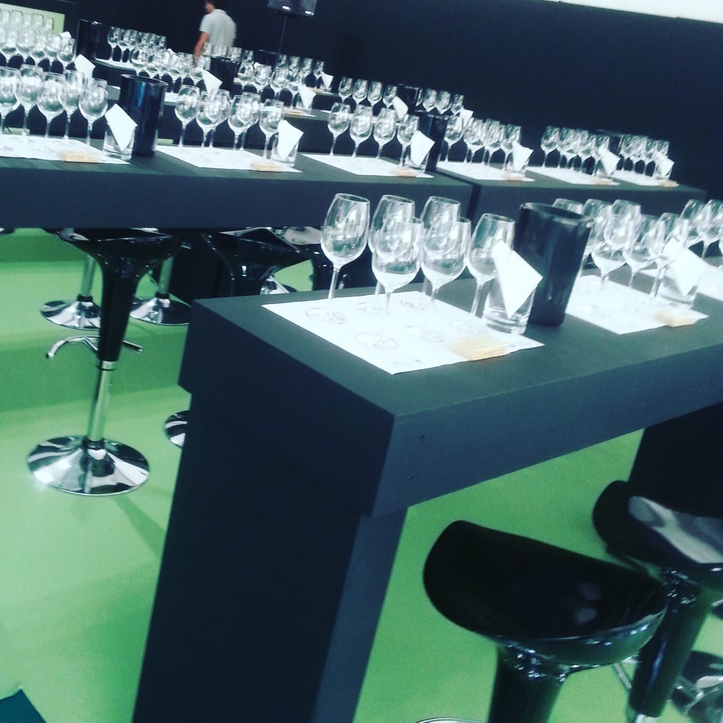 tenunplanb's tweet photo. En @eventosbyplanb creemos que la imagen y organización 👌 de un #eventoenogastronomico 🍷🍇 es fundamental.
Por eso queremos que vuestros clientes deseen siempre vivir experiencias y recomienden vuestros vinos🍷. 
#catasdevino #winelover #eventosdevino #organizaciondeeventos https://t.co/2t7EgthlzY