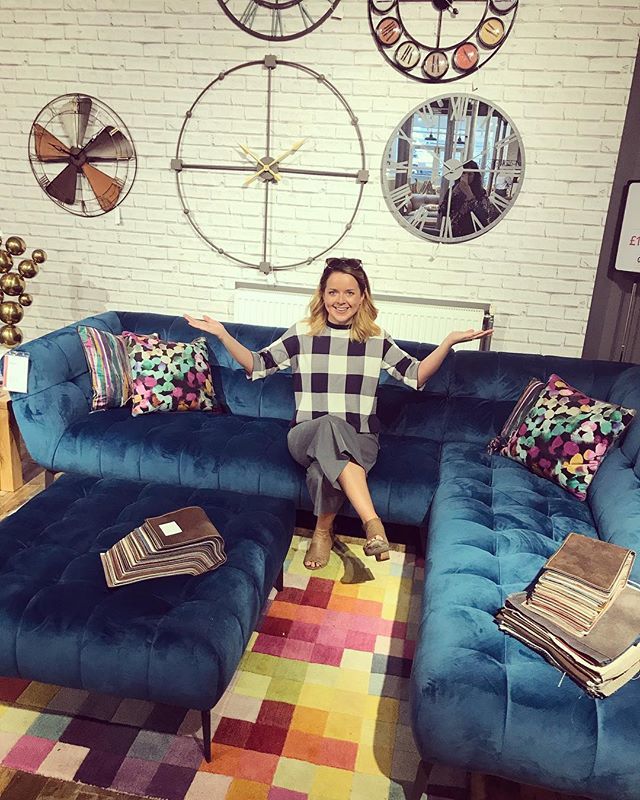 MikeStenhouse's tweet image. Spent a lovely afternoon having afternoon tea at my favourite furniture shop. I think I’d like this sofa for the #ipibarbershop project. Whatcha think Mike?! ➡️ @arighibianchi 
#bluevelvet #sofashopping #arighibianchi #furnitureinspo #styleitdark #in… ift.tt/2BFEpZN